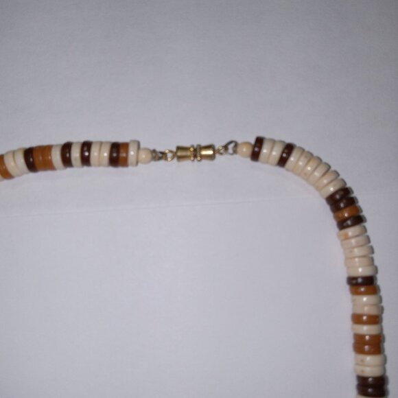 Vintage Beaded Necklace Brown & Cream Lucite Boho Beach Coastal Native Normcore - Picture 3 of 6